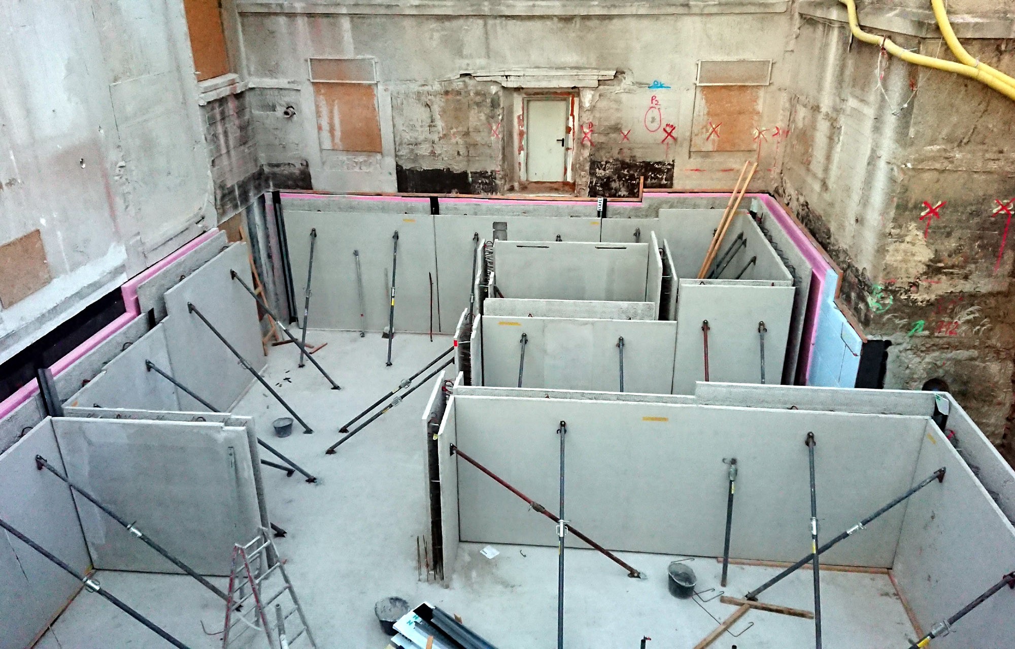 Baustelle- Neubau-Blick in das neue Untergeschoss